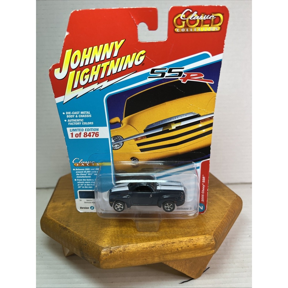 Johnny Lightning JLCG030-JLSP279A 2005 Chevrolet SSR Pickup 1/64 Diecast‎ Model
